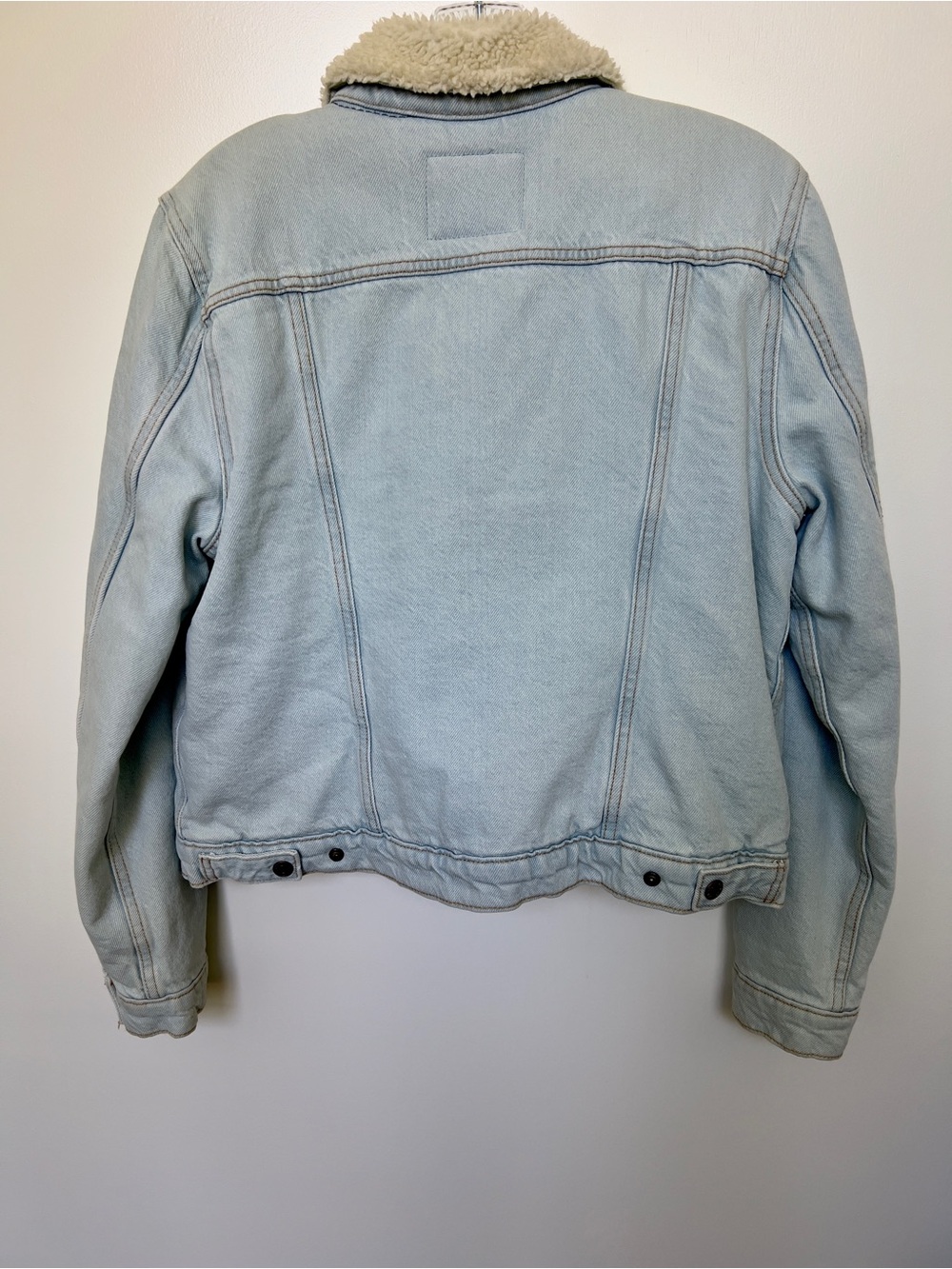Levi's Light Blue Denim Jacket with Cream Sherpa Collar - Picture 7 of 7
